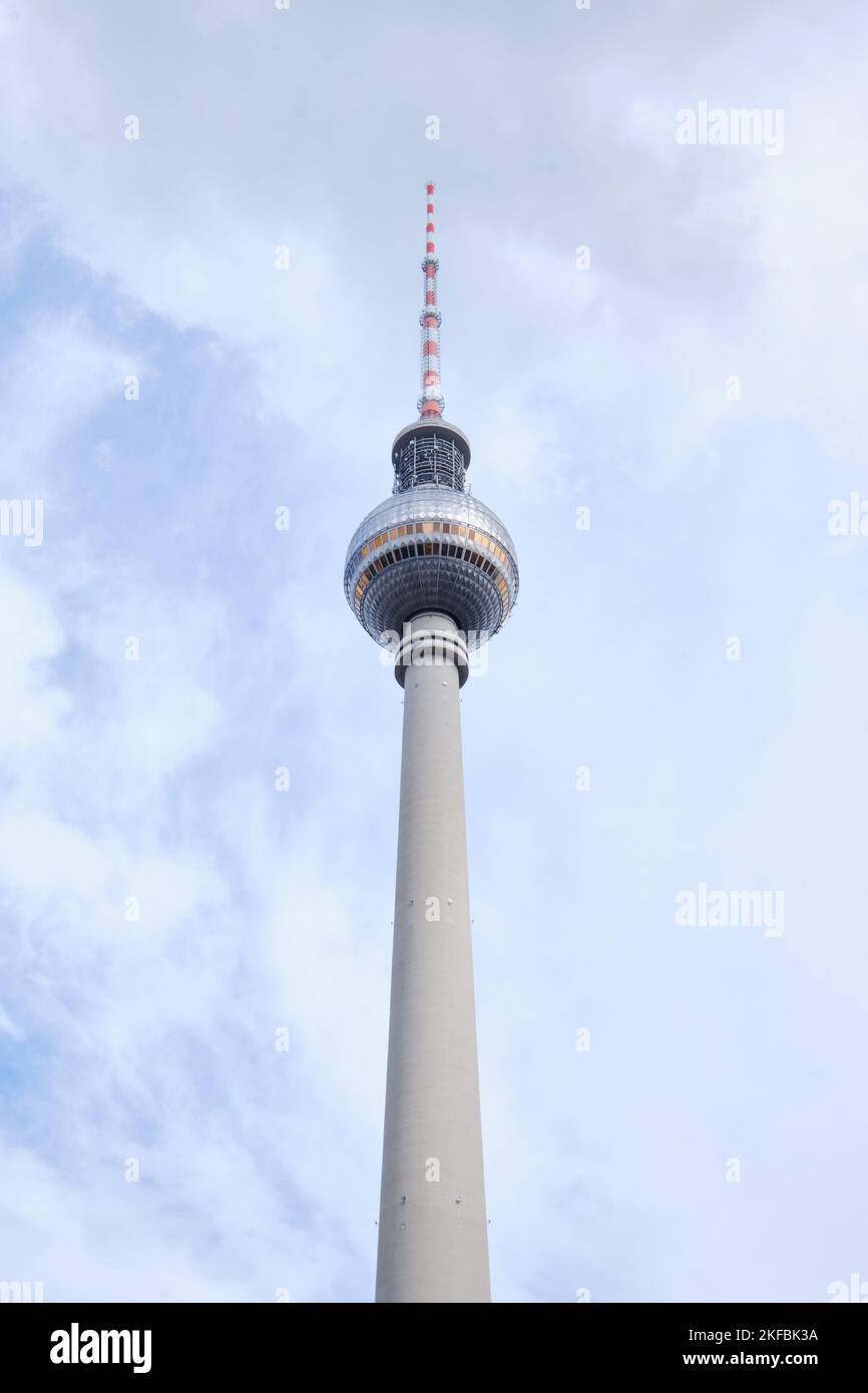 Berlino, Germania - Settembre 2022: Torre della TV (Fernsehturm) su Alexanderplatz Foto Stock