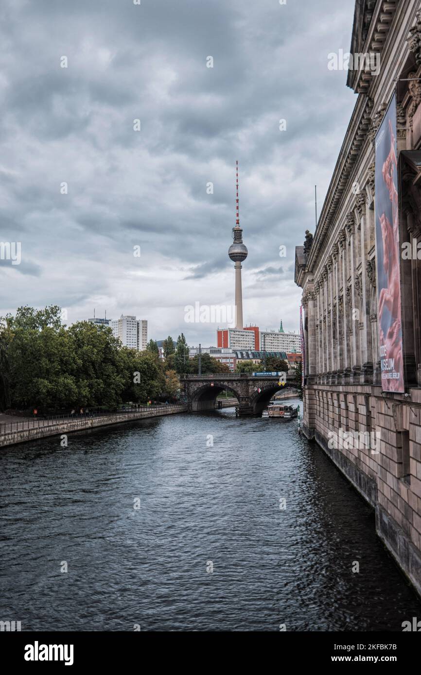 Berlino, Germania - Settembre 2022: Torre della TV (Fernsehturm) su Alexanderplatz Foto Stock