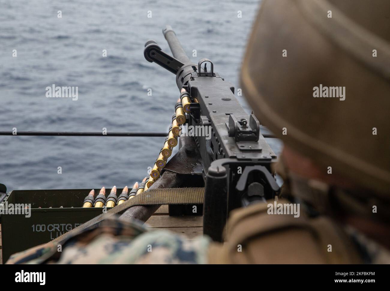 Una marina statunitense con il Battalion Landing Team 2/5, 31st Marine Expeditionary Unit, detiene la sua posizione su una mitragliatrice calibro .50 durante una difesa dell'esercizio anfibio della task force a bordo della USS New Orleans (LPD 18), nel Mare del Giappone, 2 settembre 2022. I senarios GAFI concentrano le forze della Marina e del corpo Marino sulla difesa della navigazione ARG e le esercitazioni hanno permesso al team ARG-MEU di migliorare la propria competenza nell'integrazione degli incendi. Il MEU 31st opera a bordo delle navi del Gruppo Amphibious Ready di Tripoli nell'area di attività flotta 7th per migliorare l'interoperabilità con alleati e partner e servire A. Foto Stock