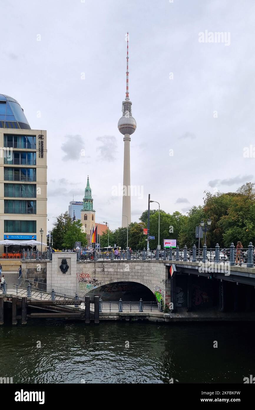 Berlino, Germania - Settembre 2022: Torre della TV (Fernsehturm) su Alexanderplatz Foto Stock