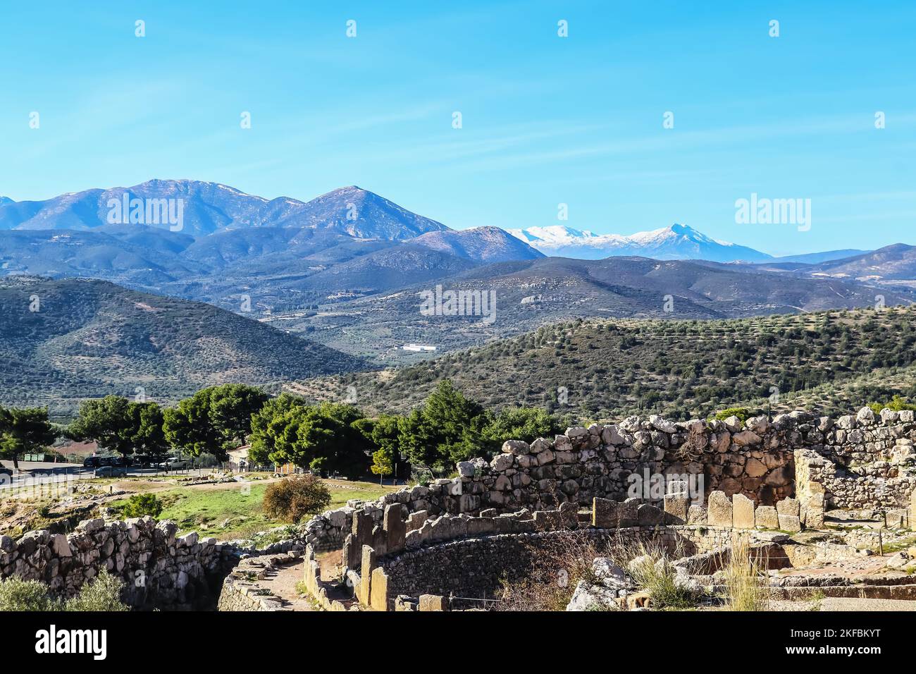 Possenti rovine di antiche e ben costruite Micene ricche d'oro - casa del mitico Agamennone sinonimo dei nomi Omero e Schliemann con il monte Foto Stock