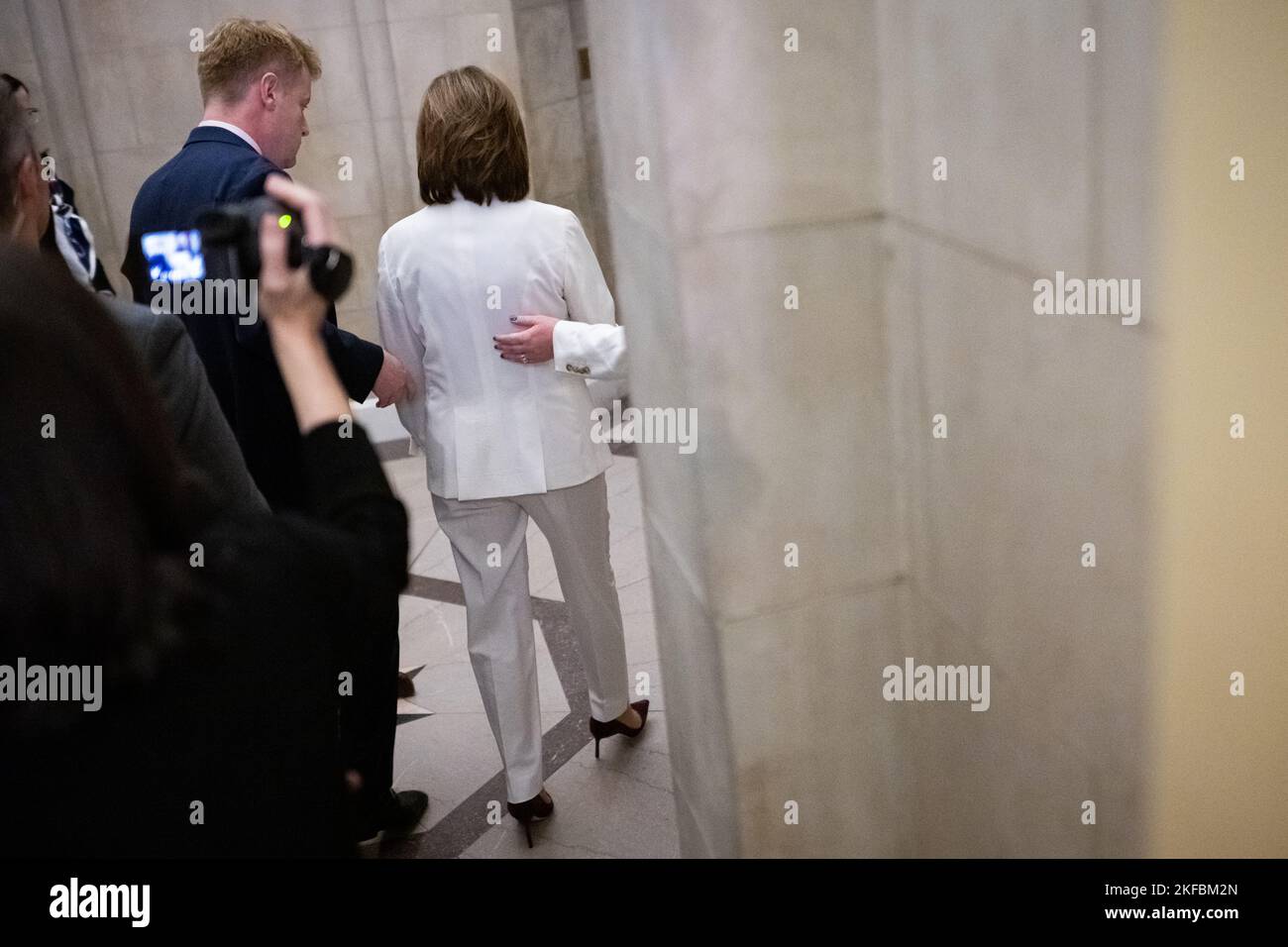 Washington, Stati Uniti. 17th Nov 2022. Il portavoce della Camera Nancy Pelosi (D-CA) lascia la Camera dopo aver annunciato i piani per scendere dalla leadership, al Campidoglio degli Stati Uniti, a Washington, DC, giovedì 17 novembre, 2022. (Graeme Sloan/Sipa USA) Credit: Sipa USA/Alamy Live News Foto Stock