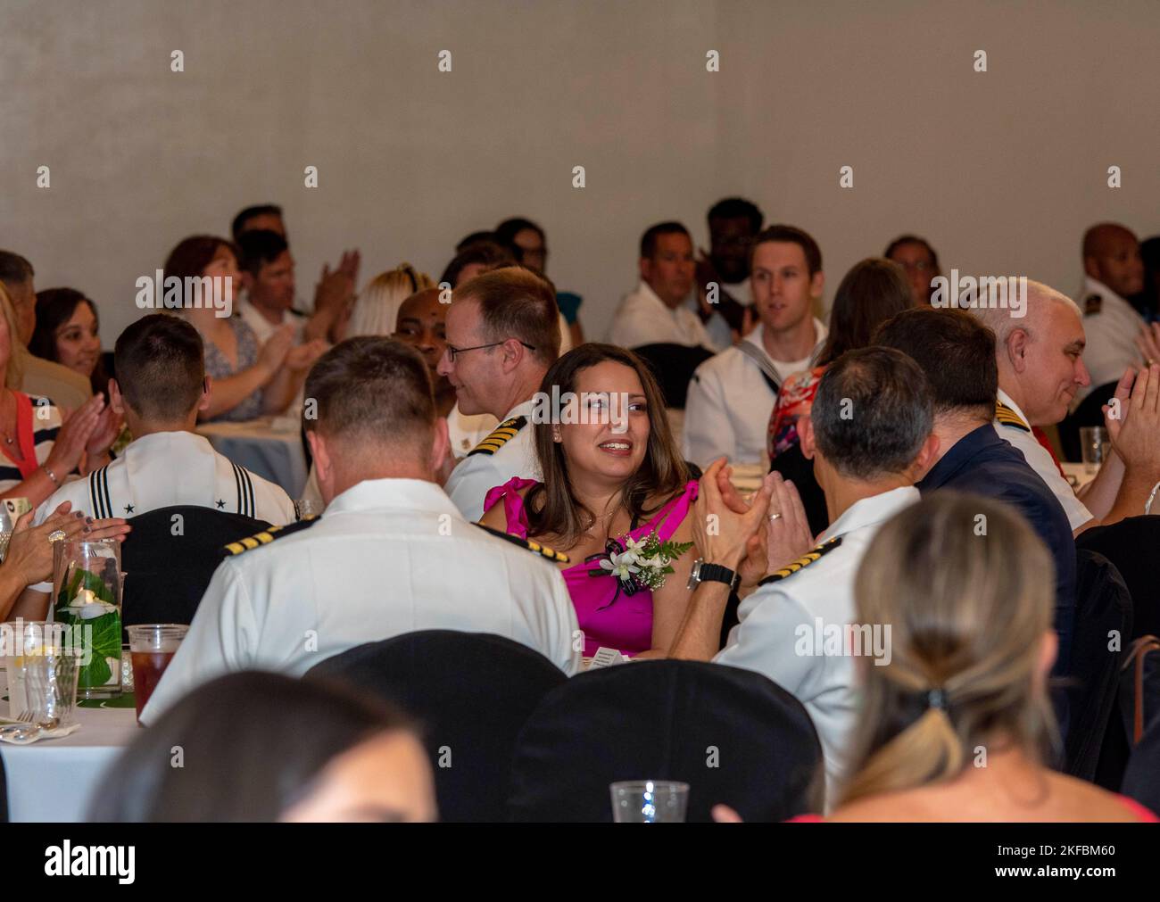 ASAN, Guam (dal 8, 2022) - Si È tenuto un banchetto al Top o’ the Mar per riconoscere e celebrare il mediatore dei comandi navali portati a casa a Guam con una cena, una lotteria e una cerimonia di taglio della torta. Il programma Navy Family Ombudsman è un programma a livello della Marina istituito per migliorare la preparazione alle missioni. Un forte comando del programma Ombudsman, sia a terra che a terra, contribuirà a garantire che le famiglie dispongano delle informazioni necessarie per affrontare le sfide di uno stile di vita militare. Foto Stock