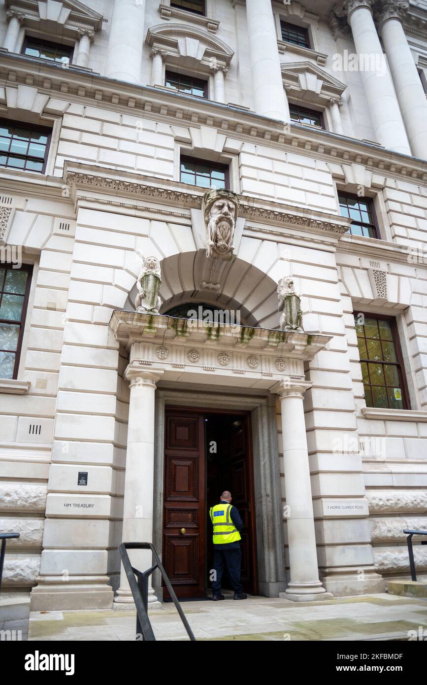 HM Treasury in Horse Guards Road, Westminster, Londra, Regno Unito. Il Tesoro di sua Maestà, o il Tesoro, o più informalmente il Tesoro Foto Stock