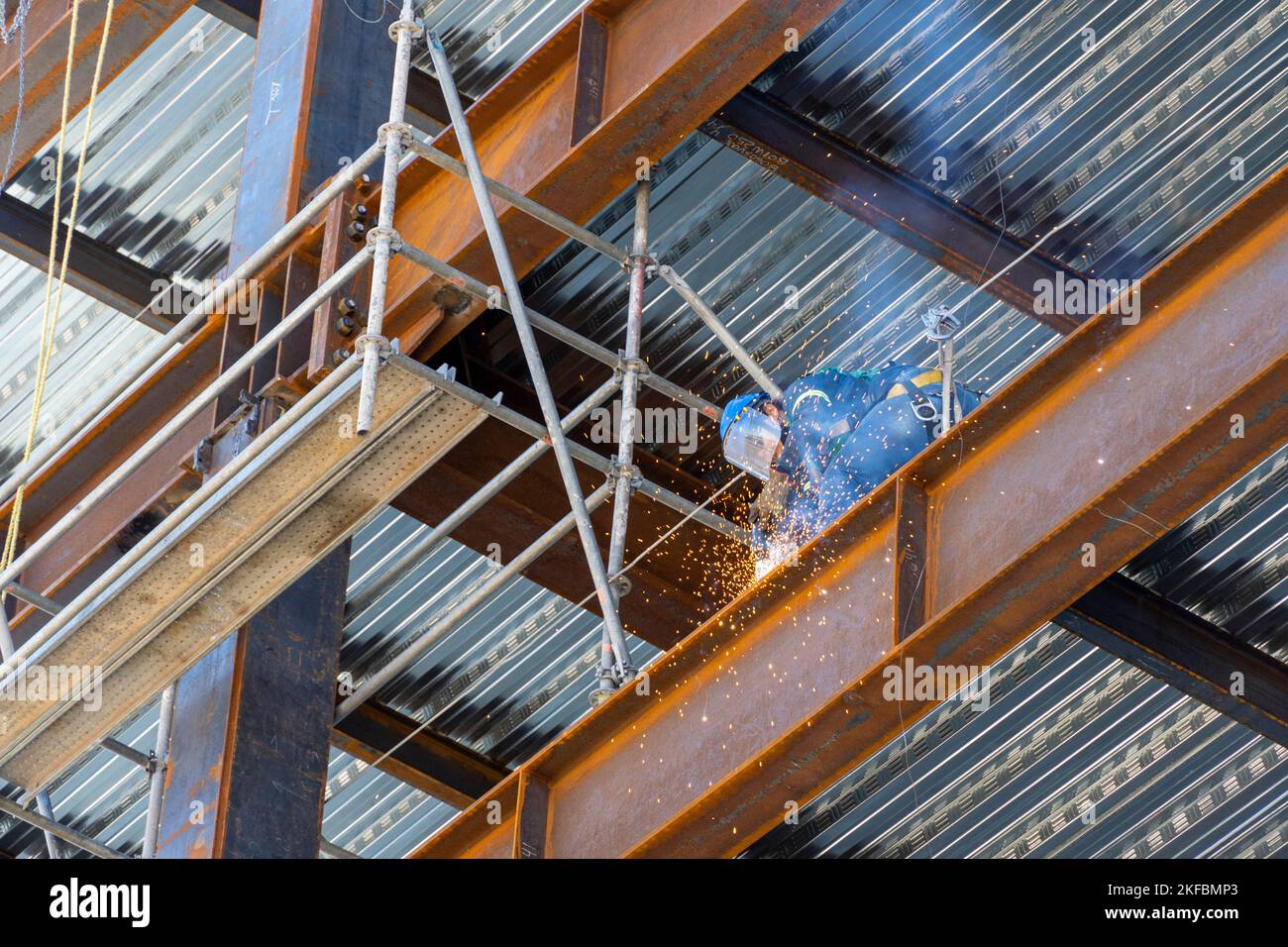 struttura in acciaio arrugginito mentre un uomo sta saldando i giunti, messico guadalajara Foto Stock