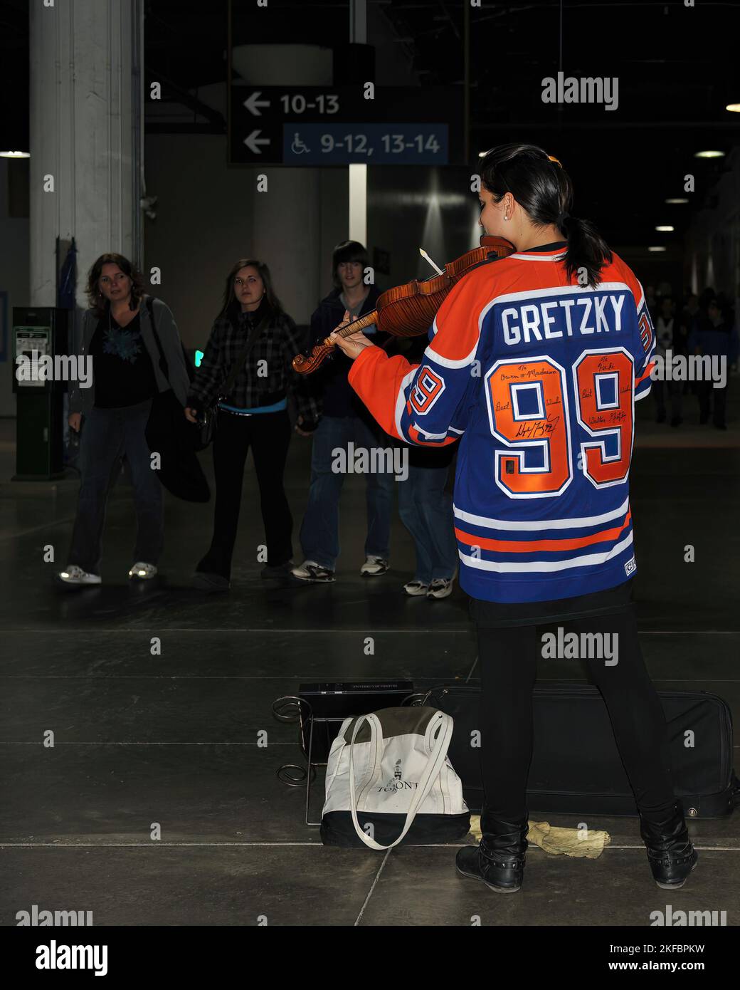 Toronto, Canada - 13 novembre 2011: Il Busker che indossa la maglia autografata Wayne Gretzky gioca fiddle nel percorso di Union Station vicino a Air Canada CEN Foto Stock