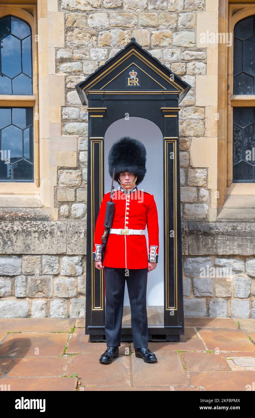 King's Life Guard in divisa di fanteria di fronte al Waterloo Block nella Torre di Londra, Londra, Inghilterra, Regno Unito. La Torre di Londra è patrimonio dell'umanità dell'UNESCO Foto Stock