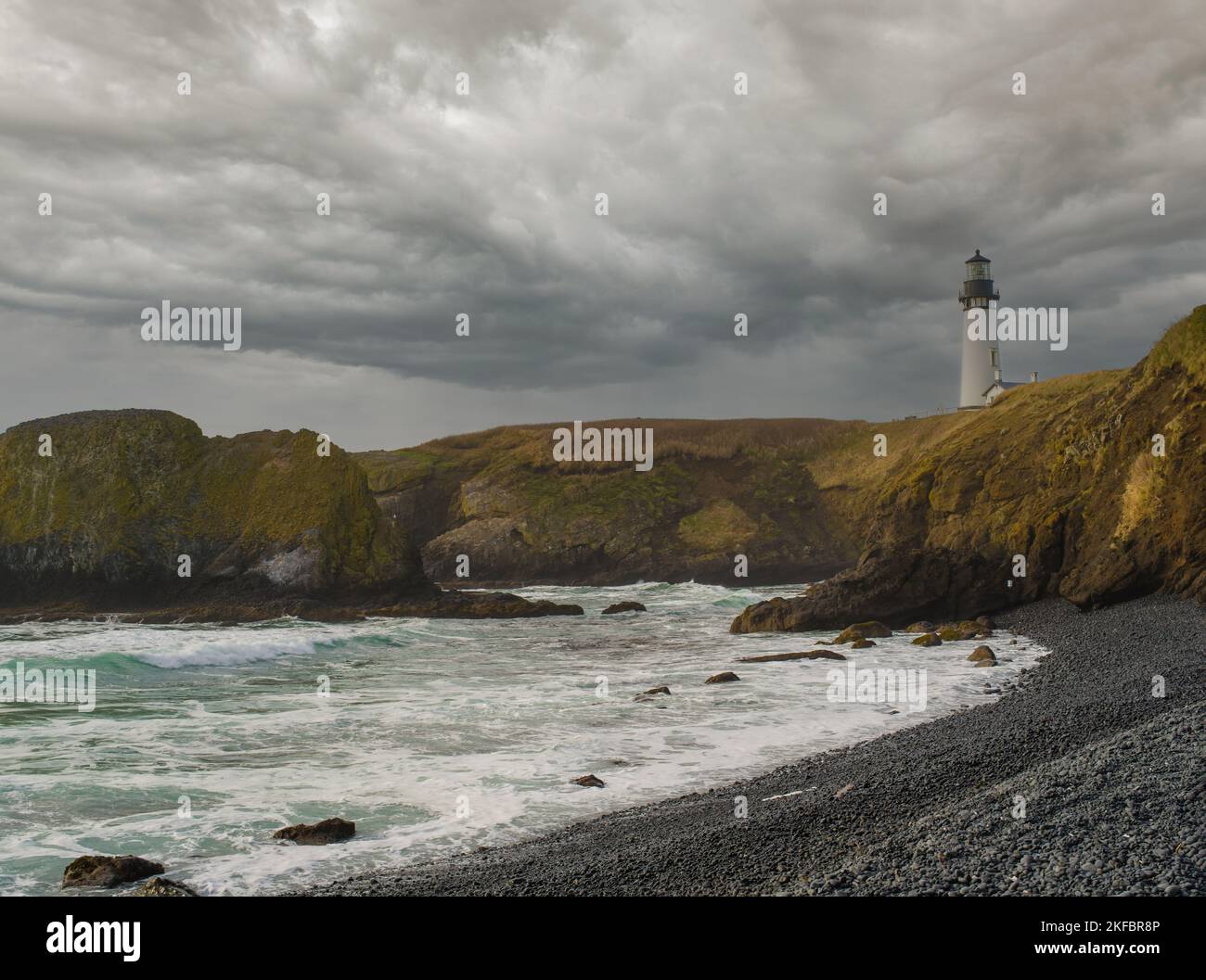 Maestoso mare. Cielo spettacolare con nubi di tempesta grigia, oceano e catena montuosa coperta di muschio sulla riva. Deserto posto. Ecologia, proto ambientale Foto Stock