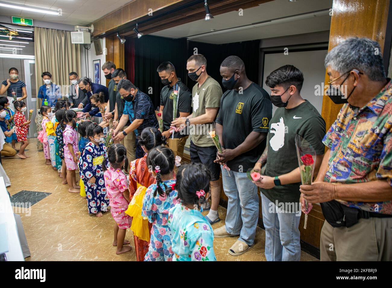 I soldati del 27th° reggimento della fanteria visitano la Holy Farm Home Orphanage situata a Osaka, Giappone, 3 settembre 2022. Il rapporto tra il reggimento della fanteria 'Wolfhounds' e l'orfanotrofio del 27th risale al 1949. Foto Stock