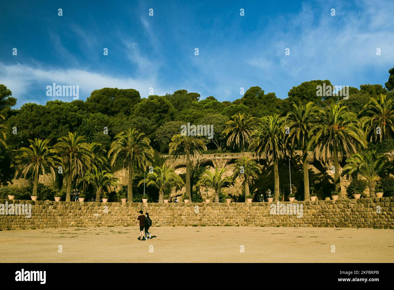 BARCELLONA, SPAGNA - 13 ottobre 2022: Panchina in ceramica nel Parco Guell progettata dal famoso architetto Antoni Gaudi. UNESCO, Sito Patrimonio Mondiale dell'Umanità. Foto Stock