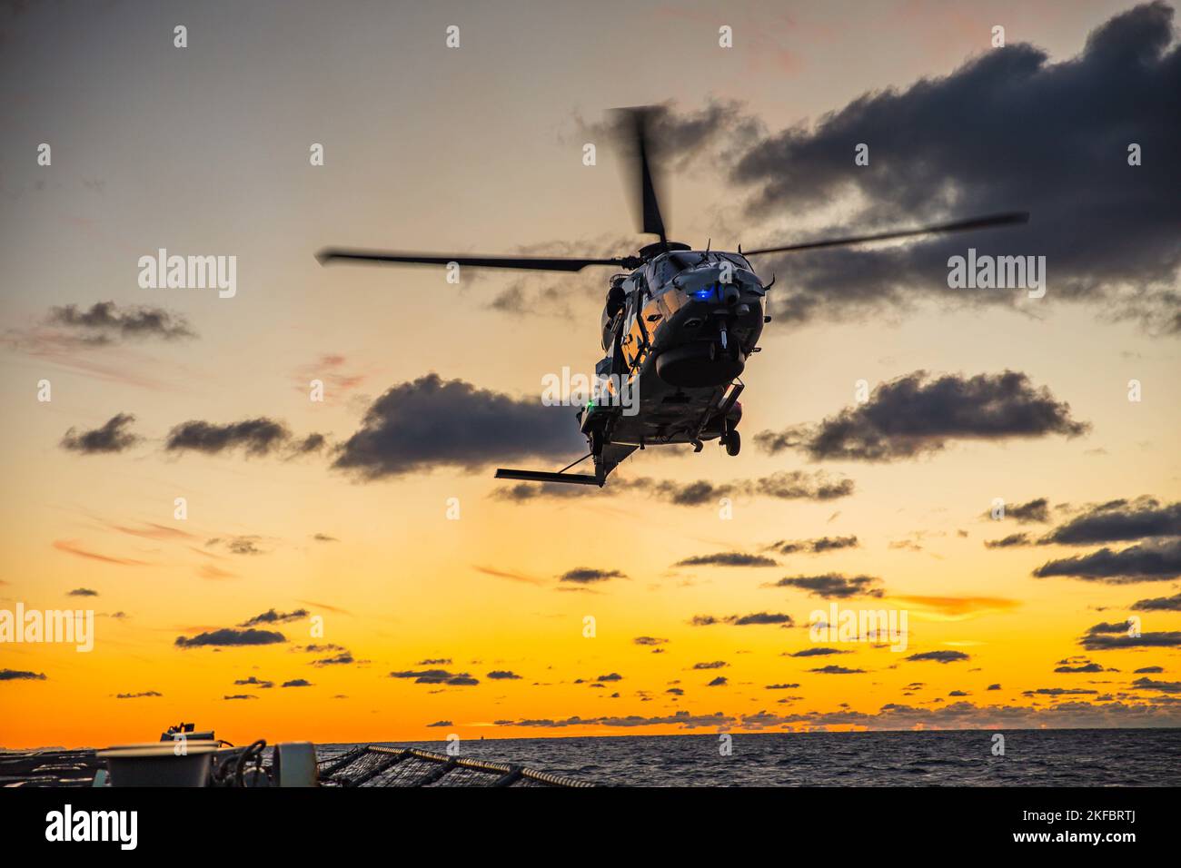 220903-N-GF955-1083 MAR BALTICO (SETT. 3, 2022) Un elicottero della Marina reale dei Paesi Bassi NH-90 nato Frigate Helicopter (N-195) atterra sul ponte di volo del cacciatorpediniere missilistico guidato di classe Arleigh Burke USS Paul Ignatius (DDG 117), 3 settembre 2022. Paul Ignatius fa parte del Kearsarge Amphibious Ready Group e ha imbarcato 22nd Marine Expeditionary Unit, sotto il comando e il controllo della Task Force 61/2, su uno schieramento programmato nell'area operativa delle forze Navali USA in Europa, impiegato dalla U.S. Sesta flotta per difendere gli interessi degli Stati Uniti, alleati e partner. Foto Stock