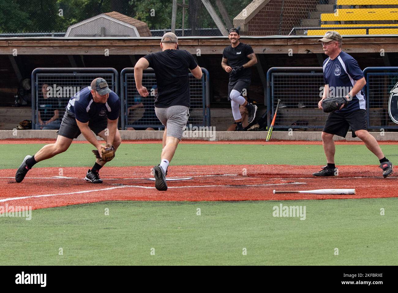 I membri del 121st Air Refueling Wing partecipano ad un torneo di softball al va Memorial Stadium, Chillicothe, Ohio, 3 settembre 2022. I partecipanti hanno coinvolto le loro famiglie nelle partite e aumentato il morale della squadra mentre giocavano nella casa dei colori Chillicothe. ANG,Air Refueling,Ohio,morale,softball,team building, Foto Stock