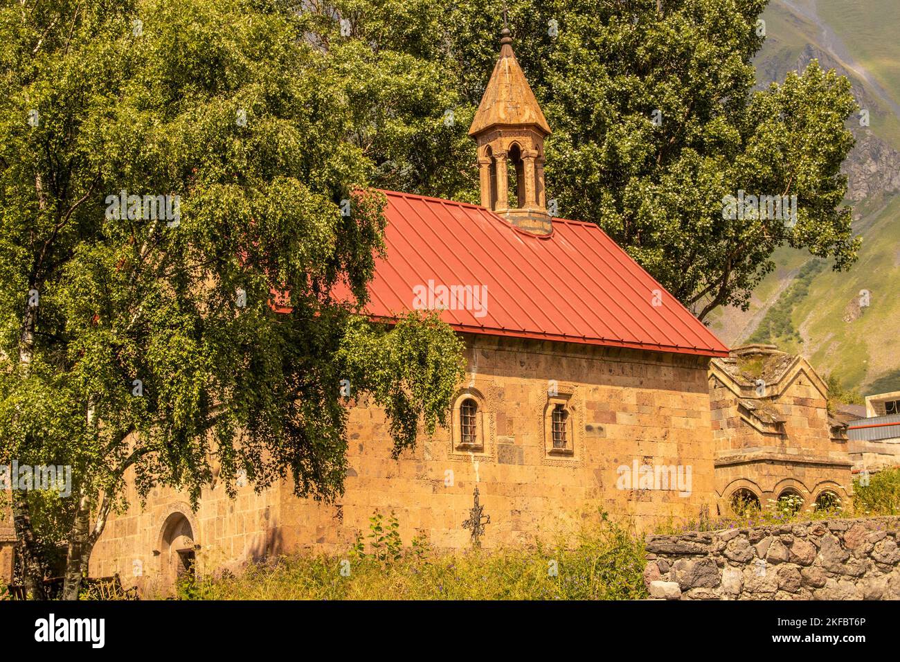 Sant'Elia l'antica chiesa del Profeta con tetto in metallo rosso modeno a Stepantsminda, Georgia, non lontano dalla Russia sotto il monte Kazbegi. Foto Stock