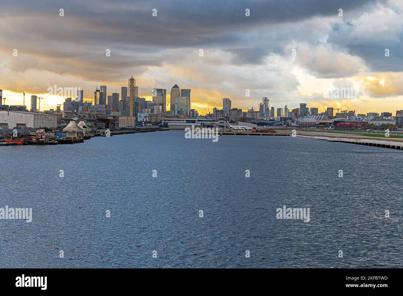 Royal Albert Docks, London City Airport e Canary Wharf al tramonto. Foto Stock