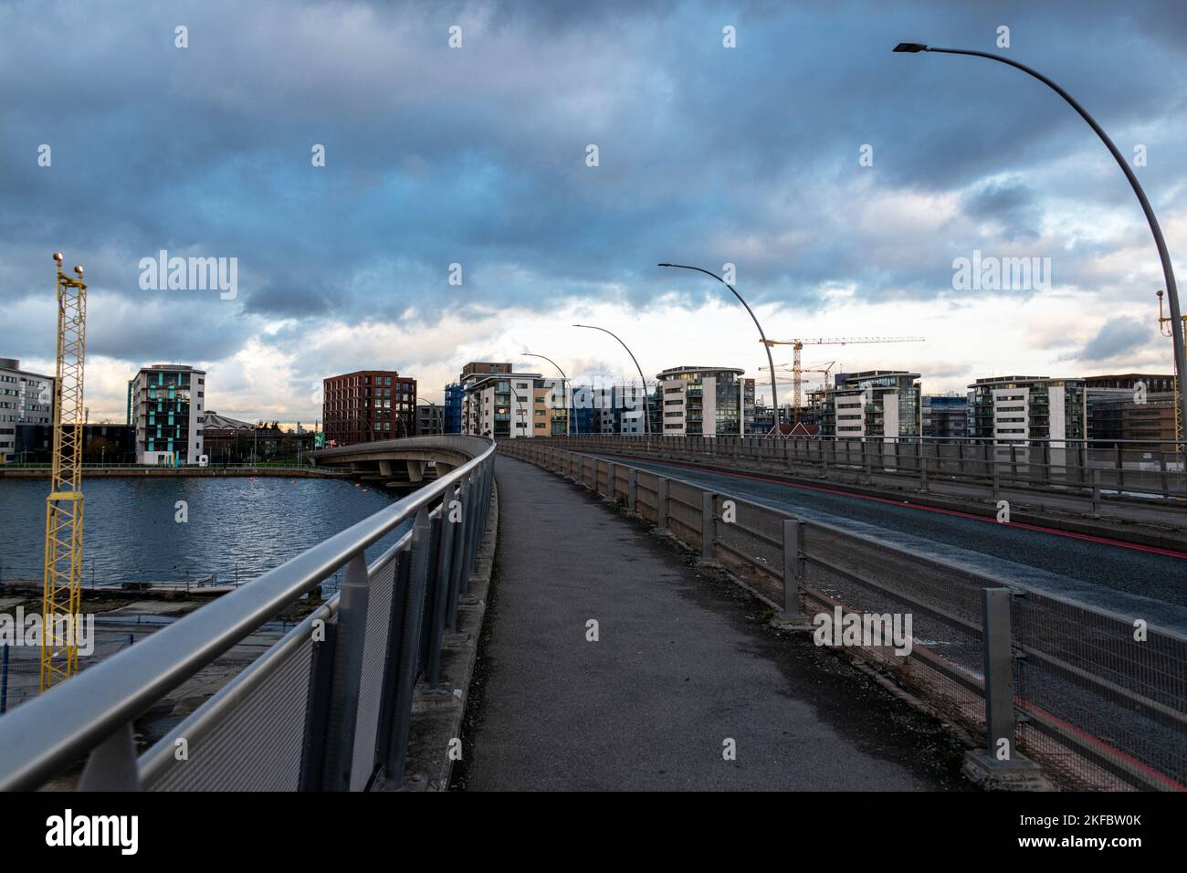 Sir Steve Redgrave Bridge in una serata tempesta, Newham, Londra. Foto Stock