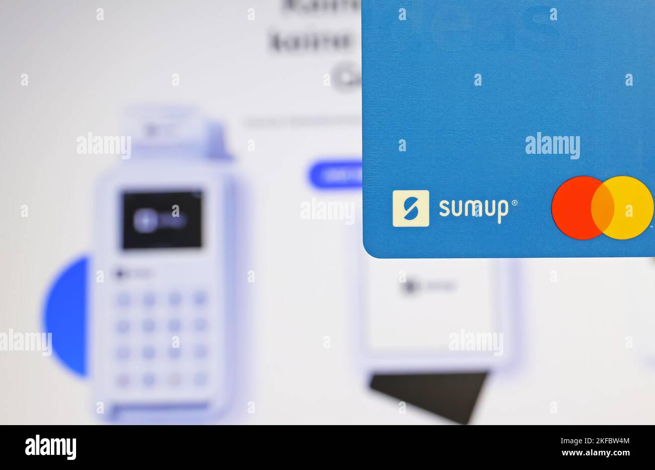 Viersen, Germania - Novembre 9. 2022: Primo piano di blu sumup mastercard, sfondo sfocato del sito web del negozio Foto Stock