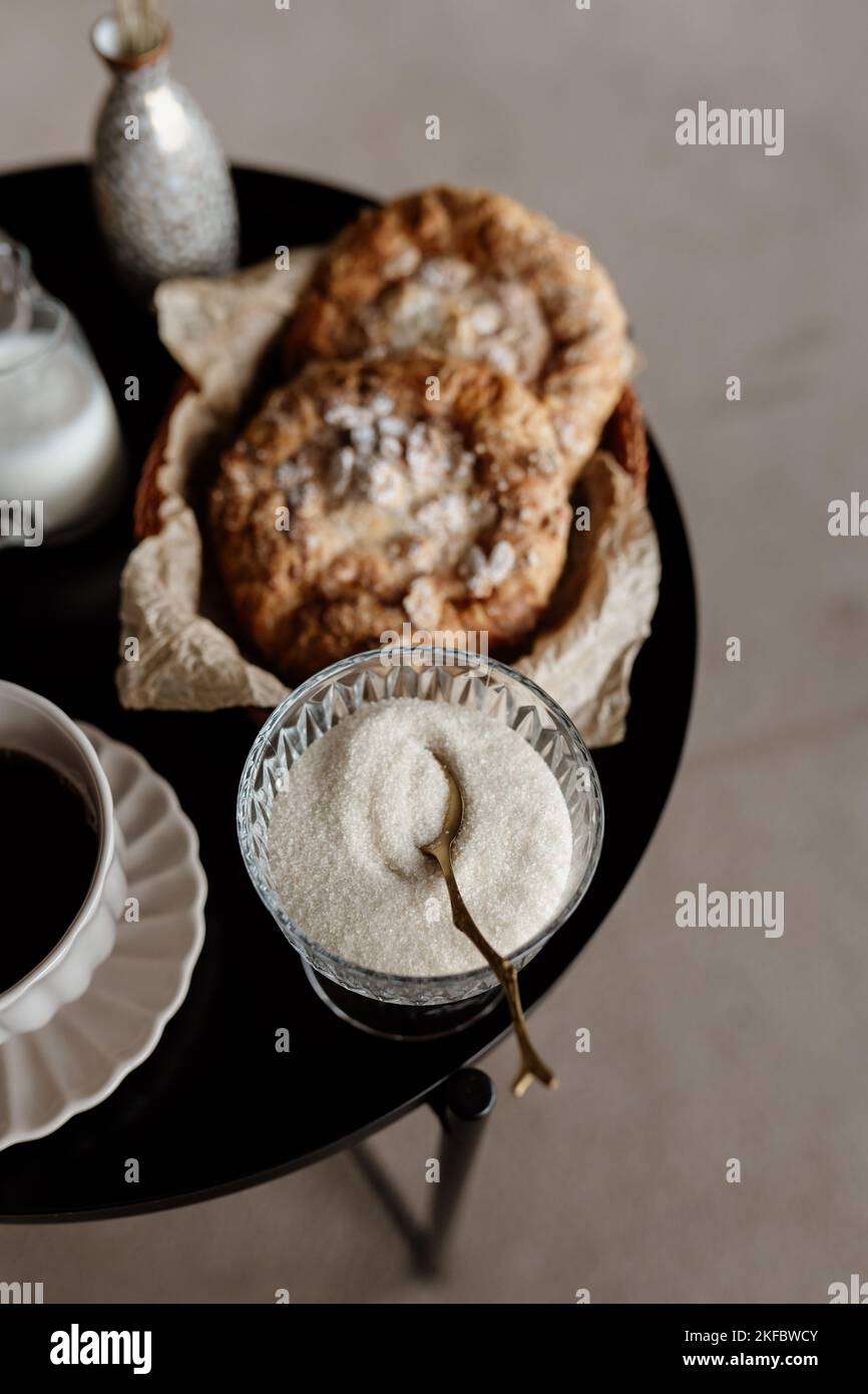 Colazione estetica. Caffè al latte, tè al latte, zucchero, mandorle, dolci alle mandorle, biscotti, marzipans e puffs. Colazione inglese in una casa accogliente. Umore autunnale. Foto Stock