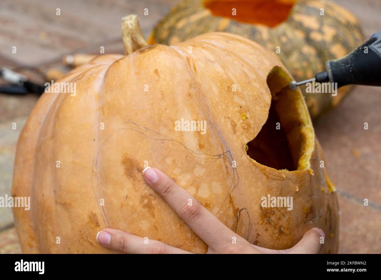 Incandescente Zucca di Halloween isolati su sfondo bianco Foto Stock