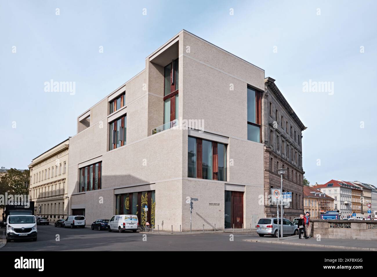 Berlino, Germania - Settembre 2022:Casa Bastian am Kupfergraben Berlin-Mitte. Progettato da David Chipperfield. Utilizzato dalla Prussian Cultural Heritage Foundation Foto Stock