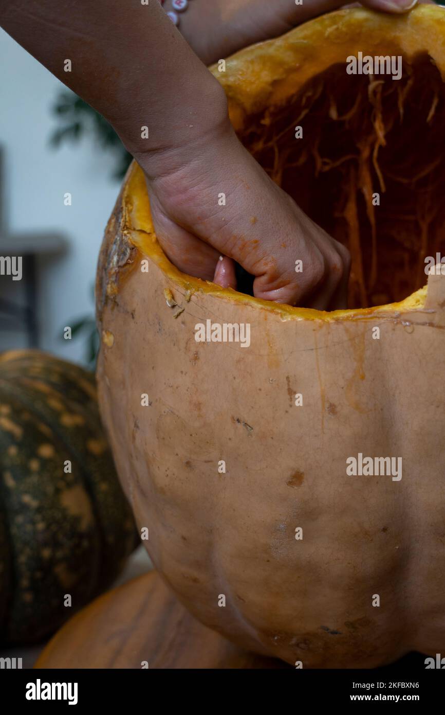 Incandescente Zucca di Halloween isolati su sfondo bianco Foto Stock