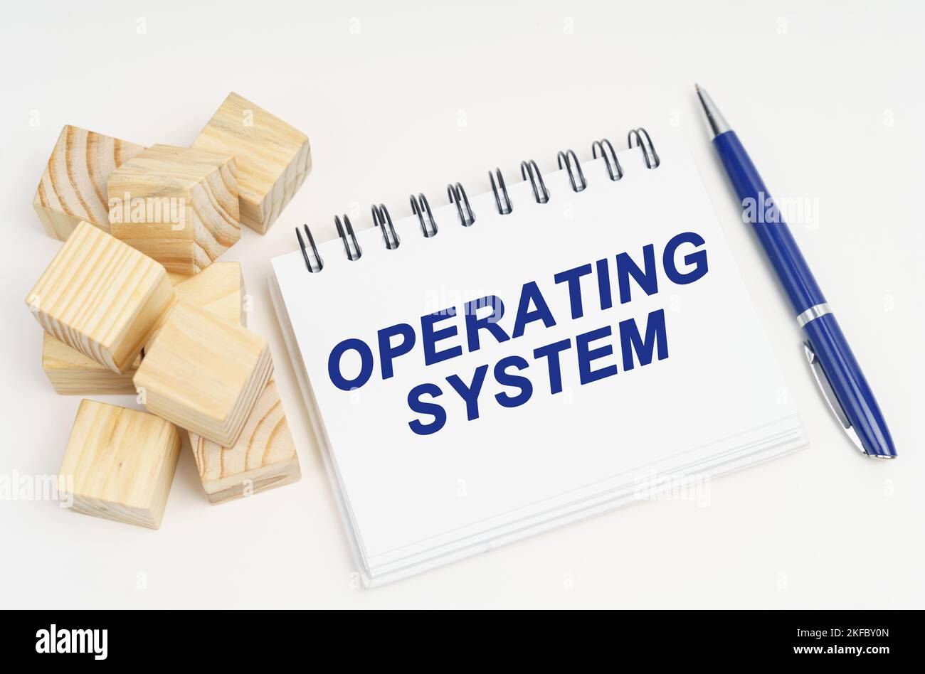 Concetto di Internet e sicurezza. Sulla tabella sono riportati i cubi, una penna e un notebook con la scritta - sistema operativo Foto Stock