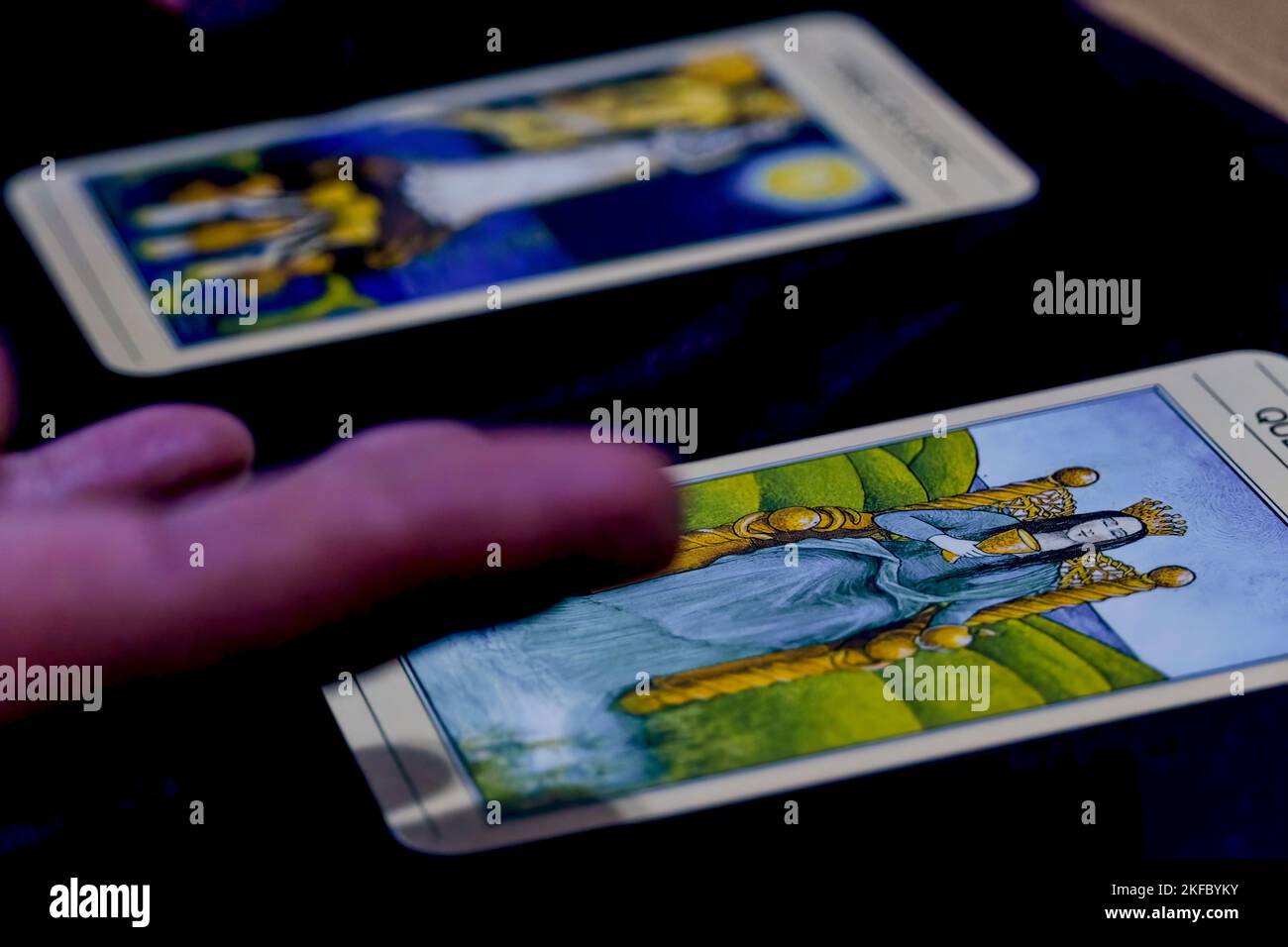 giovane uomo che legge le tar cards in un incontro con i suoi amici, messico america latina, 4k Foto Stock