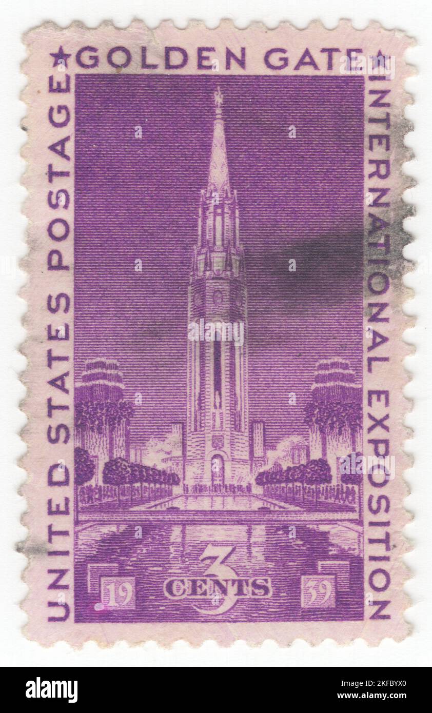 USA - 1939 febbraio 18: Un francobollo viola brillante da 3 cent raffigurante l'esposizione internazionale del Golden Gate (GGIE), tenutasi a San Francisco's Treasure Island, è stata una fiera mondiale che celebra, tra l'altro, i due ponti di recente costruzione della città. Il San Francisco–Oakland Bay Bridge è stato aperto nel 1936 e il Golden Gate Bridge nel 1937. L'esposizione è stata inaugurata dal 18 febbraio 1939 al 29 ottobre 1939 e dal 25 maggio 1940 al 29 settembre 1940 Foto Stock