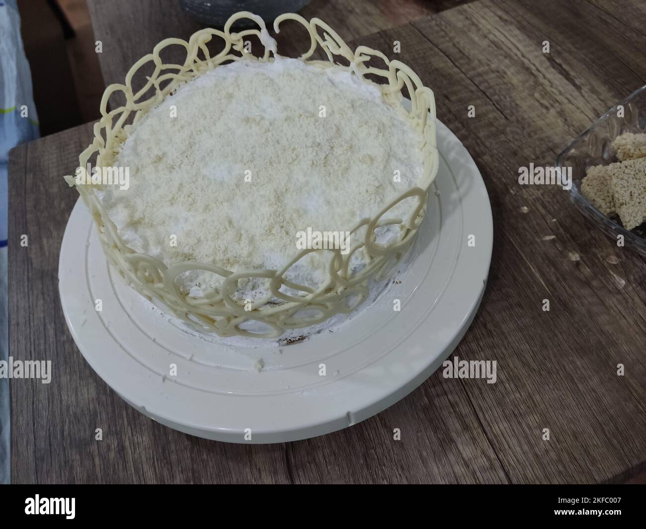 torta fatta in casa al cioccolato bianco con panna fresca Foto Stock