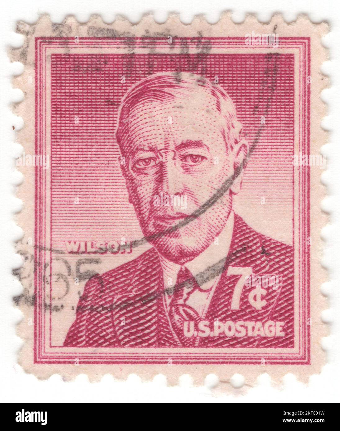 USA - 1956: Un francobollo da 7 centesimi raffigurante il ritratto di Thomas Woodrow Wilson. Politico e accademico americano che è stato il 28th presidente degli Stati Uniti dal 1913 al 1921. Un membro del Partito democratico, Wilson è stato presidente della Princeton University e governatore del New Jersey prima di vincere le elezioni presidenziali del 1912. Come presidente, Wilson cambiò le politiche economiche della nazione e portò gli Stati Uniti nella prima guerra mondiale nel 1917. Fu l'architetto leader della Lega delle Nazioni e la sua posizione progressista sulla politica estera Foto Stock