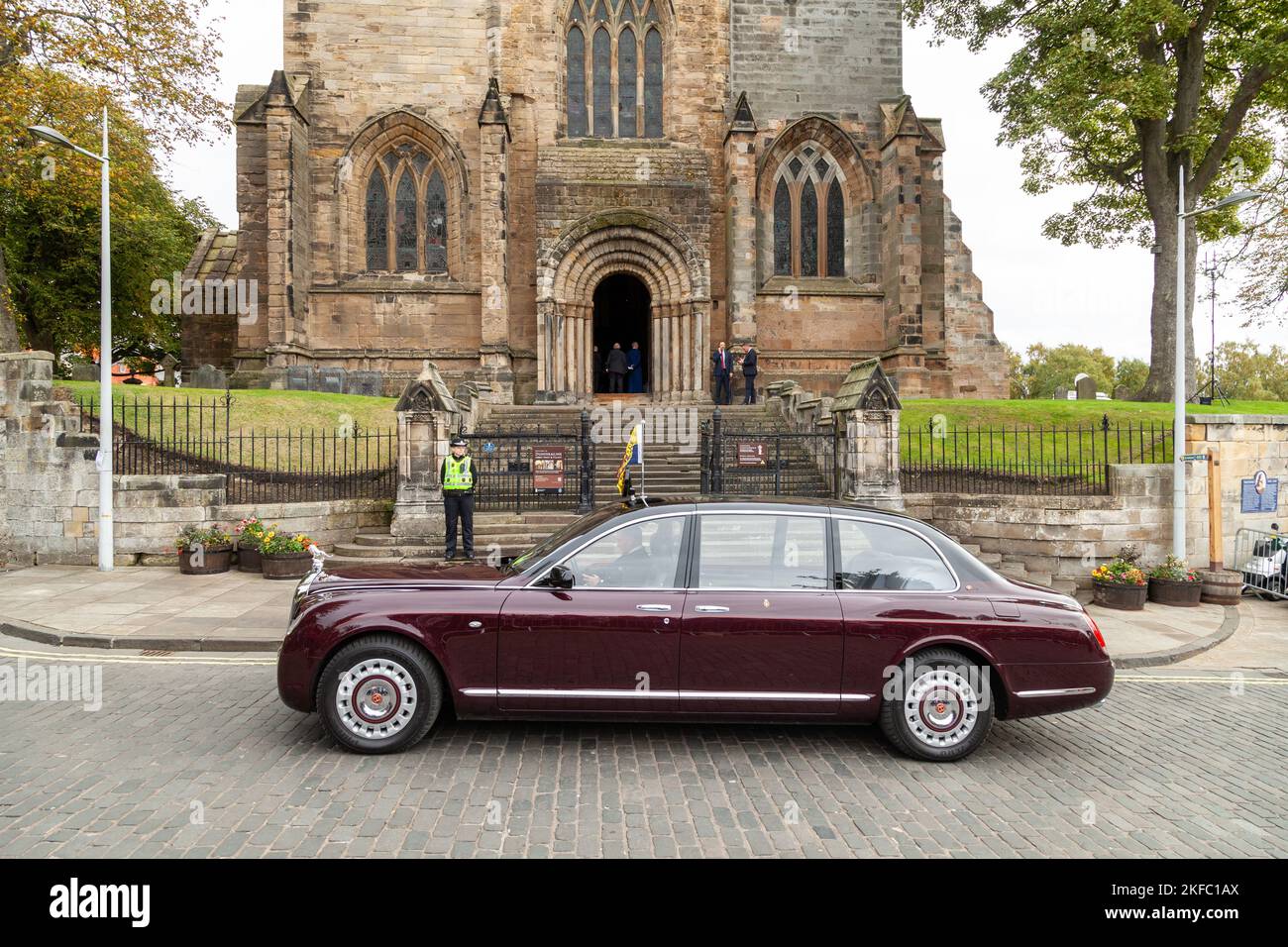 La Bentley state Limousine di King Charles III è parcheggiata all'esterno dell'abbazia di Dunfermline Foto Stock