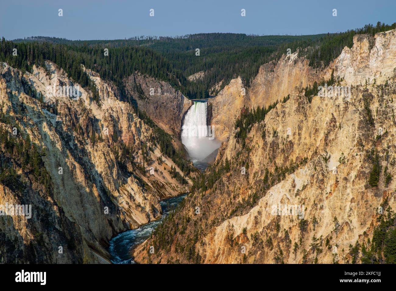 Una vista mattutina delle Cascate inferiori del Fiume Yellowstone e del Grand Canyon di Yellowstone da Artist Point; Parco Nazionale di Yellowstone; Wyomi Foto Stock