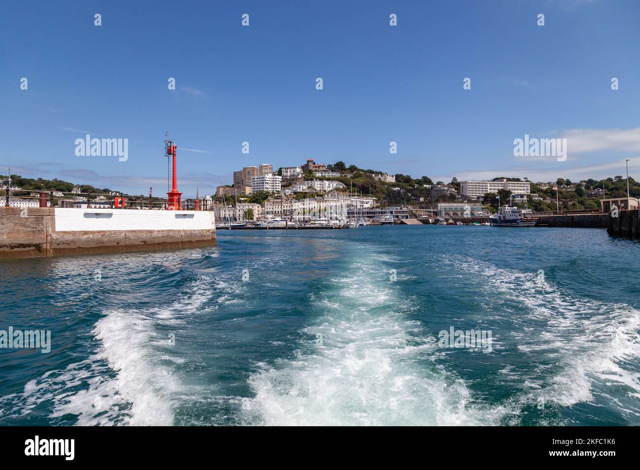 La scia di una barca che lascia il porto di Torquay. Foto Stock