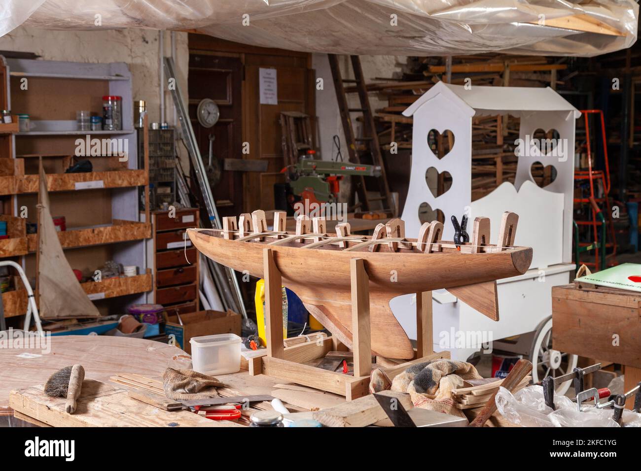 Modello di legno Boat in costruzione in un capannone per uomini Foto Stock