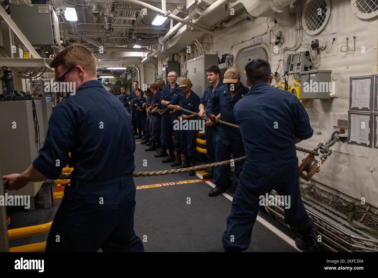 MARE DELLE FILIPPINE (settembre 5, 2022) – i marinai gestiscono la linea a bordo del cacciatorpediniere missilistico guidato USS Zumwalt (DDG 1000) durante un rifornimento in mare con Henry J. Kaiser-classe in corso rifornimento di oliatore USNS Yukon (T-AO -202) mentre operano nel Mare delle Filippine, settembre 5. Zumwalt sta conducendo operazioni in corso a sostegno di un libero e aperto Indo-Pacifico. Foto Stock