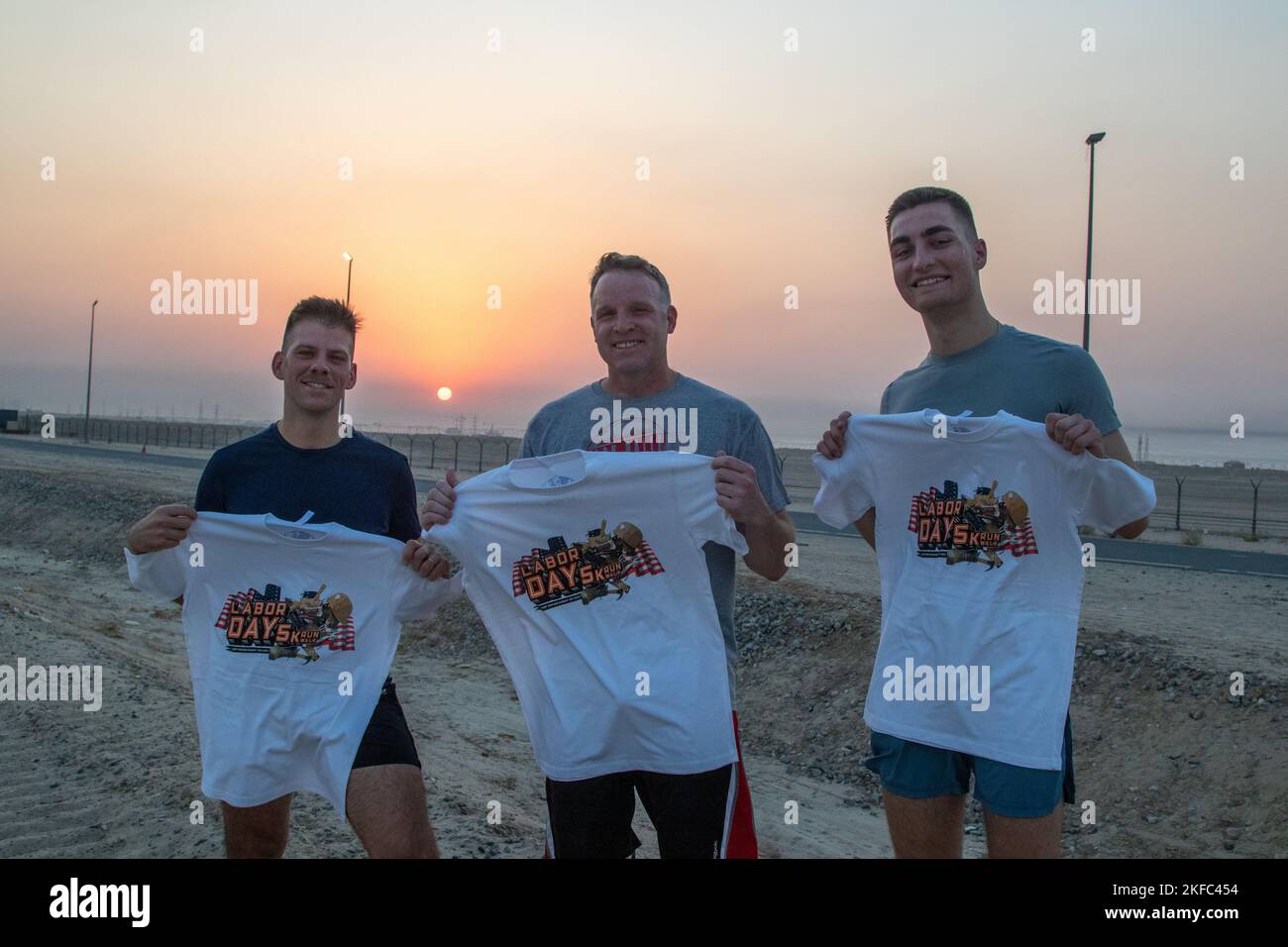 Soldati dell'esercito degli Stati Uniti dalla 35th Divisione di Fanteria e da tutta la Camp Arifjan, Kuwait ha partecipato ad una corsa del Labor Day 5k. Foto Stock