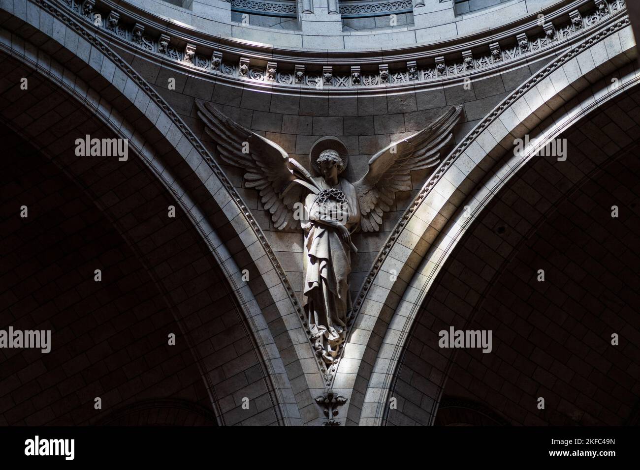 Una bella statua d'angelo sulla parete all'interno della basilica di Santa Clotilde a Parigi Foto Stock