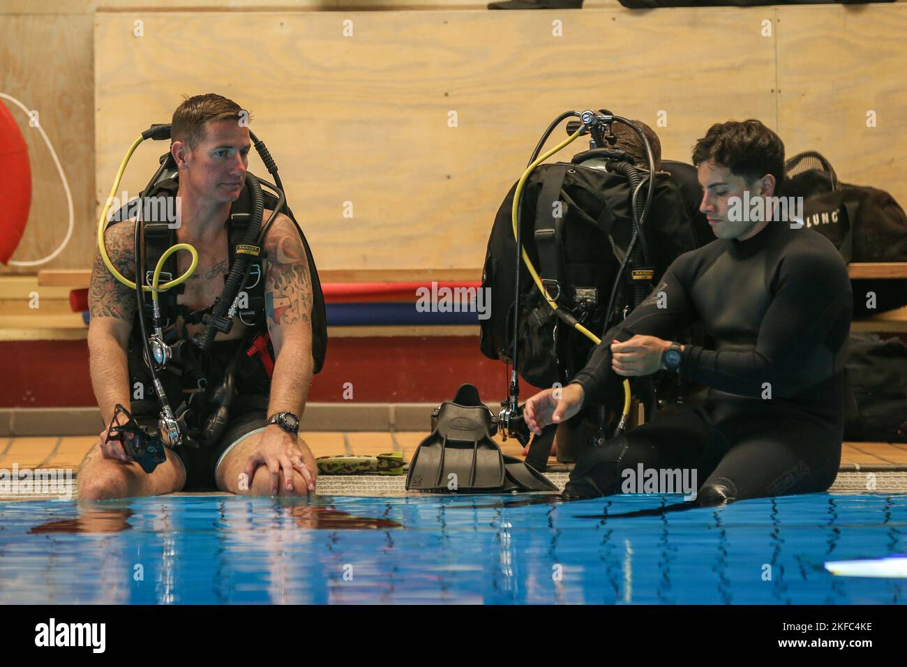 Tecnici di smaltimento di ordigni esplosivi marini statunitensi con 7th Engineer Support Battalion, i Marine Expeditionary Force, preparano e valutano le attrezzature prima di condurre un addestramento congiunto di subacquei durante Archipelago Endeavor 22 (AE22) presso la base navale di Berga, Svezia, 6 settembre 2022. AE22 è un esercizio integrato di formazione sul campo che aumenta le capacità operative e migliora la cooperazione strategica tra i Marines statunitensi e le forze svedesi. Foto Stock