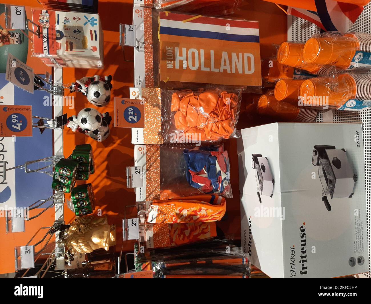 Nederland Arnhem 15-11-2022 Articoli arancioni in un negozio olandese a causa del Campionato del mondo di calcio in Qatar. Foto: ANP/Hollandse Hoogte/Bert Spiertz olanda fuori - belgio fuori Foto Stock