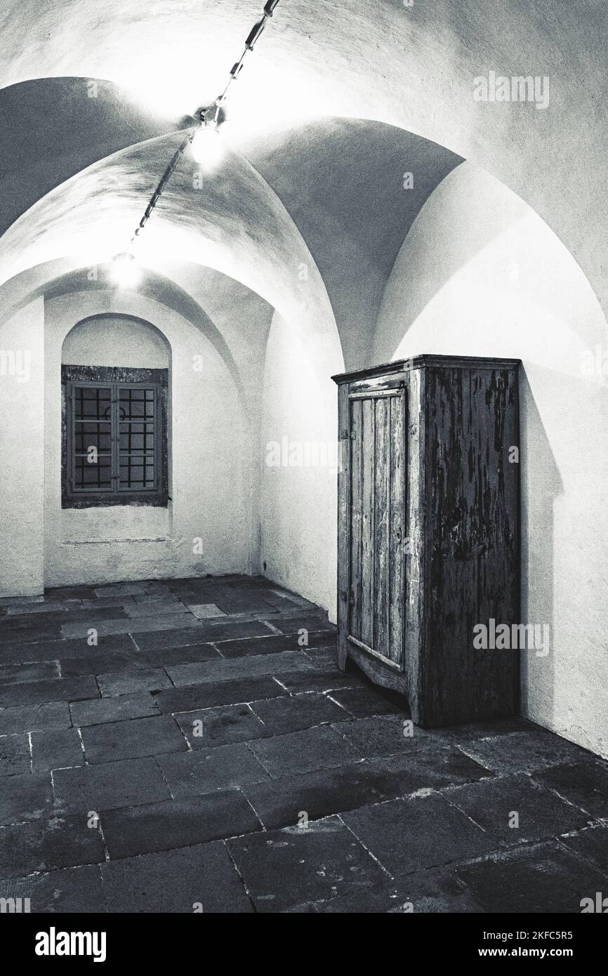 Cucina deserta e ripostiglio al Castello di Königstein con vista attraverso l'arco. Foto Stock