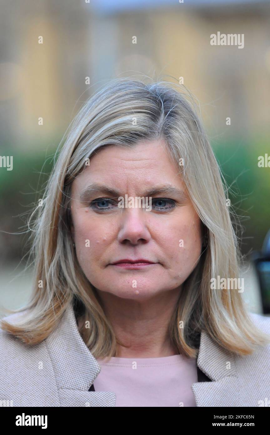 Londra, Regno Unito, 17 Nov 2022 Justine Greening ex MP per Putney. Justine Greening è stato Segretario di Stato per l'istruzione e Ministro per le donne e le pari opportunità dal luglio 2016 al gennaio 2018. È stata eletta membro del Parlamento conservatore per Putney, Roehampton e Southfields il 5 maggio 2005. I politici al di fuori della Camera del Parlamento in qualità di primo ministro frequentano il tempo delle interrogazioni del primo ministro. Credit: JOHNNY ARMSTEAD/Alamy Live News Foto Stock