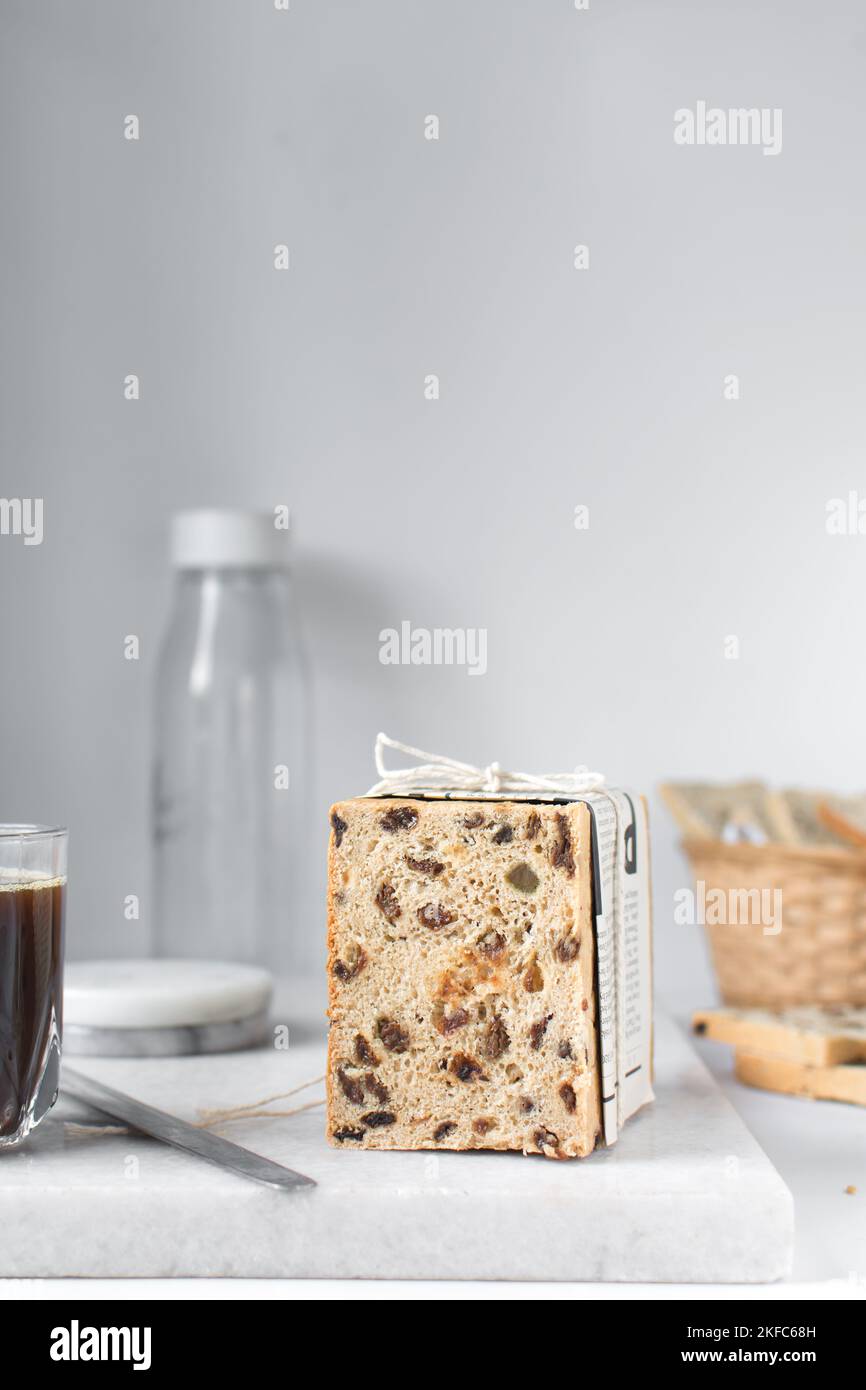 pane all'uvetta a fette, pane alla frutta cotto nel pane delle pullmane Foto Stock