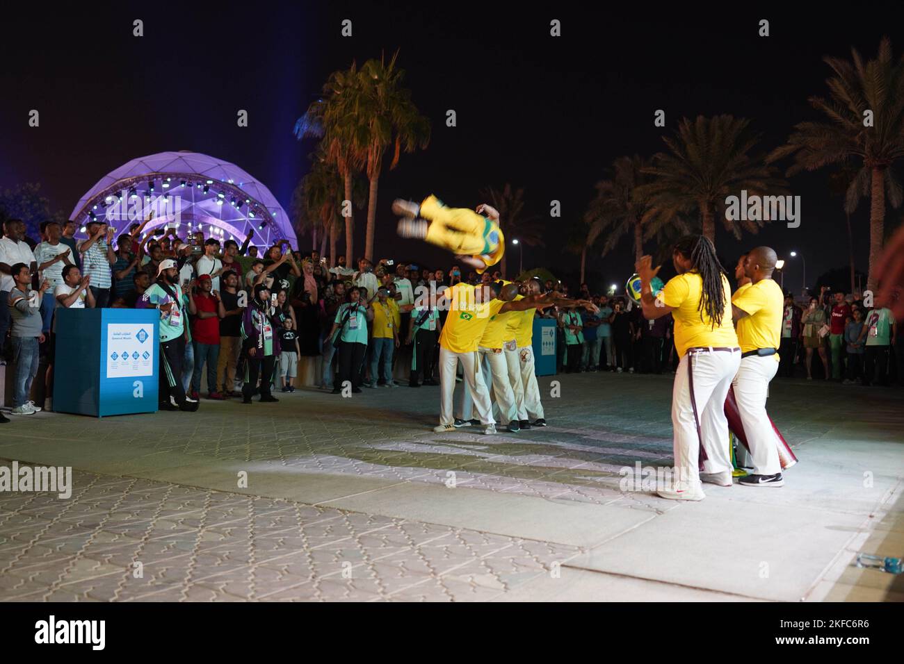 I giocatori visitano le zone dei tifosi della Coppa del mondo FIFA Qatar 2022 sulla Corniche di Doha, mentre il torneo è previsto per il calcio d'inizio tra due giorni Foto Stock