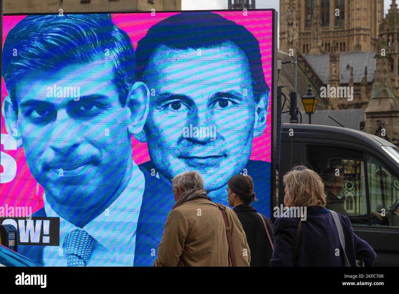 Londra, Regno Unito. 17th Nov 2022. Un furgone con un annuncio digitale che raffigura il primo ministro Rishi Sunak e il cancelliere Jeremy Hunt con le parole Ã«ultima occasione per salvare la nostra NHSÃ vista a Westminster. Il cancelliere Jeremy Hunt ha dato Â 6,6 miliardi di sterline di fondi supplementari per il NHS nei prossimi due anni nella sua dichiarazione d'autunno, anche se un numero eccessivo di pazienti arretrati significherà un inverno difficile per gli ospedali. (Credit Image: © Tejas Sandhu/SOPA Images via ZUMA Press Wire) Foto Stock