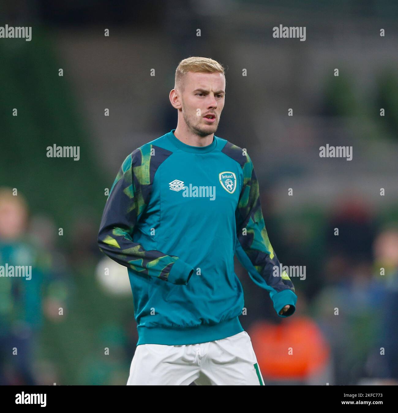 17th novembre 2022; Aviva Stadium, Dublino, Irlanda: International Football friendly Republic of Ireland versus Norway; Mark Sykes of Ireland si riscalda prima del calcio d'inizio Foto Stock
