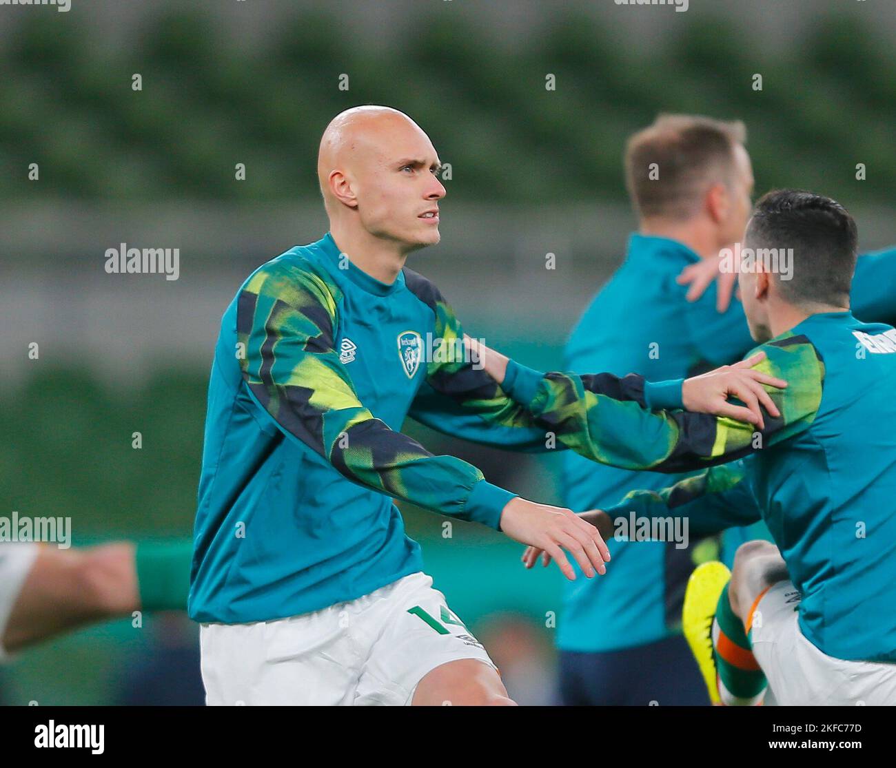 17th novembre 2022; Aviva Stadium, Dublino, Irlanda: International Football friendly Republic of Ireland versus Norway; Will Smallbone of Ireland si riscalda prima del calcio d'inizio Foto Stock