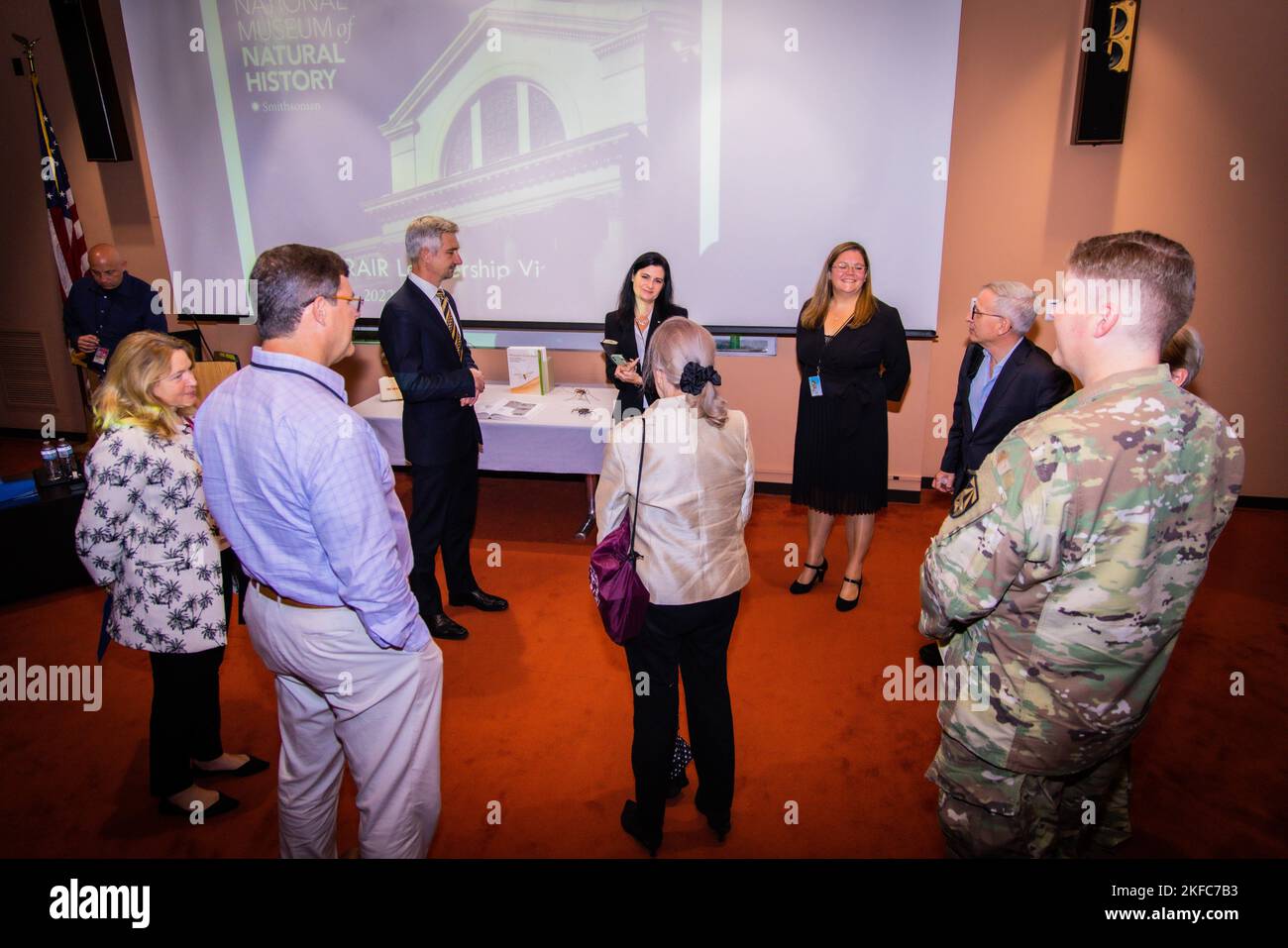 (Da sinistra a destra) Dr Kirk Johnson, direttore sant del Museo Nazionale di Storia Naturale Smithsonian, Dr. Ellen Stofan, segretario per la Scienza e la Ricerca dello Smithsonian Institute, Dr. Pierre Comizzoli, biologo e scienziato dtaf dello Smithsonian Institute, Dr. Yvonne Linton, direttore della ricerca della Walter Reed Biosystematics Unit (WRBU), Dr. Nelson Michael, il ricercatore per le malattie infettive presso il Walter Reed Army Institute of Research (WRAIR), U.S. Army col. Brian Johnson, lo psicologo della ricerca presso WRAIR, leader chiave in visita al Museum Support Center (MSC), Sep Foto Stock