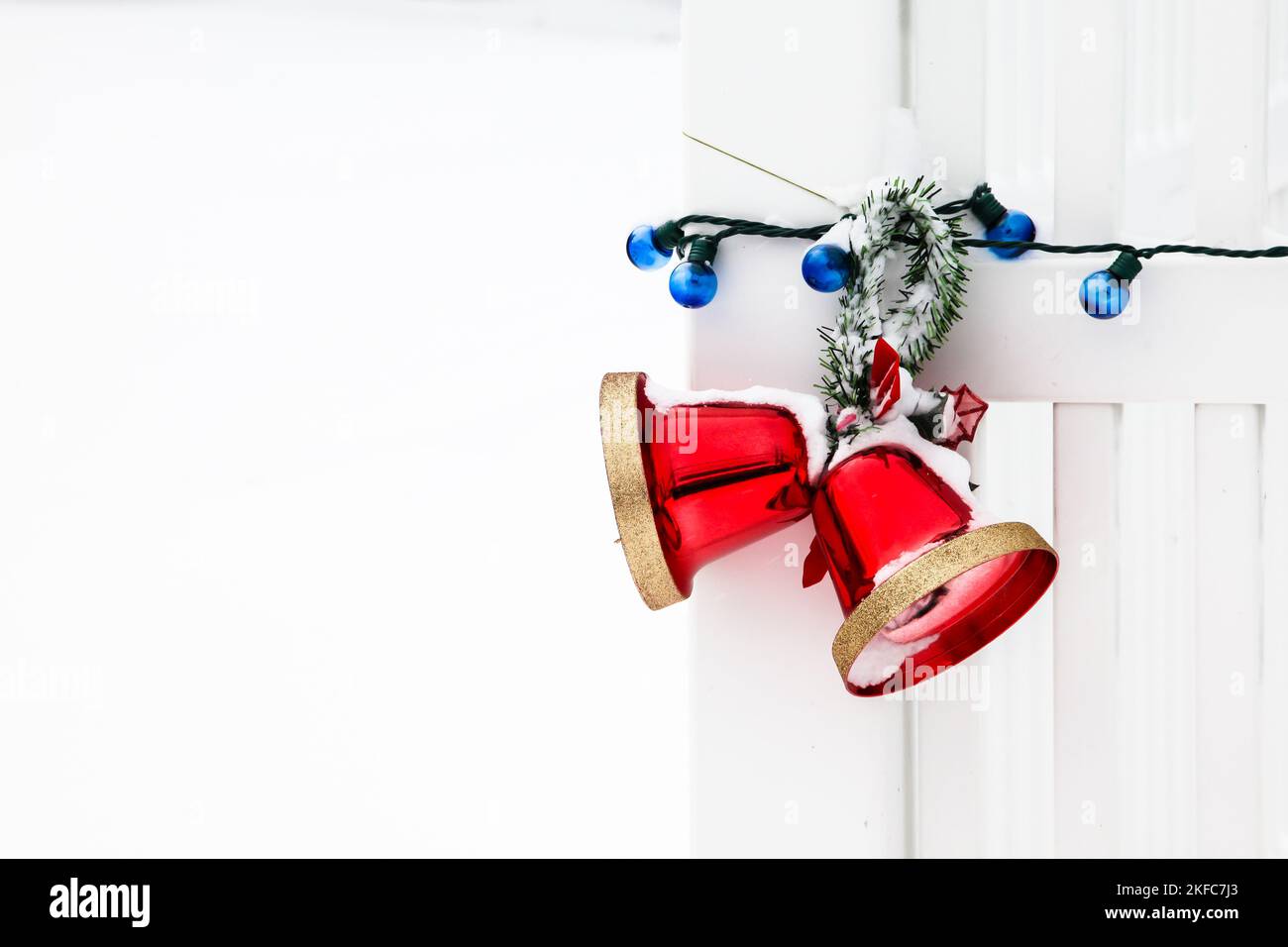Campane rosse con bulbo blu decorazione invernale all'aperto Foto Stock