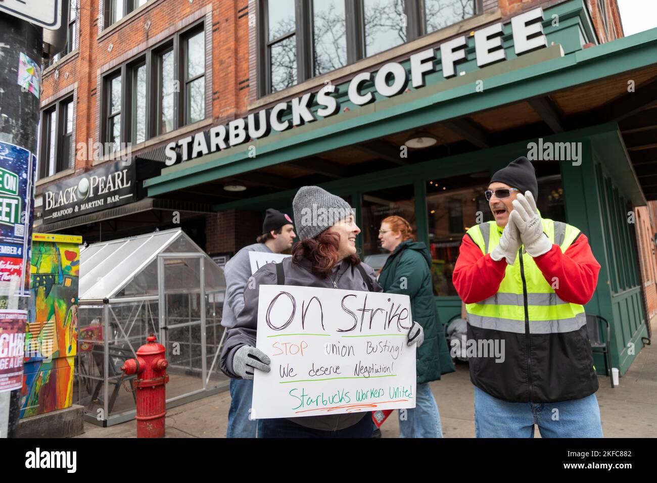 Ann Arbor, Michigan, Stati Uniti. 17th Nov 2022. Lavoratori Starbucks in sciopero presso un caffè Starbucks. I dipendenti di questo negozio erano tra più di 100 negozi in tutto il paese che hanno partecipato a uno sciopero ingiusto sulla pratica del lavoro per personale inadeguato durante la Red Cup Day dell'azienda. Sono membri del sindacato Starbucks Workers United. Credit: Jim West/Alamy Live News Foto Stock