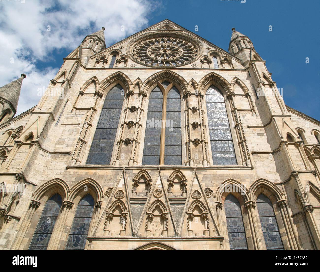 Parte superiore della facciata del transetto sud di York Minster, York, North Yorkshire, Inghilterra Foto Stock