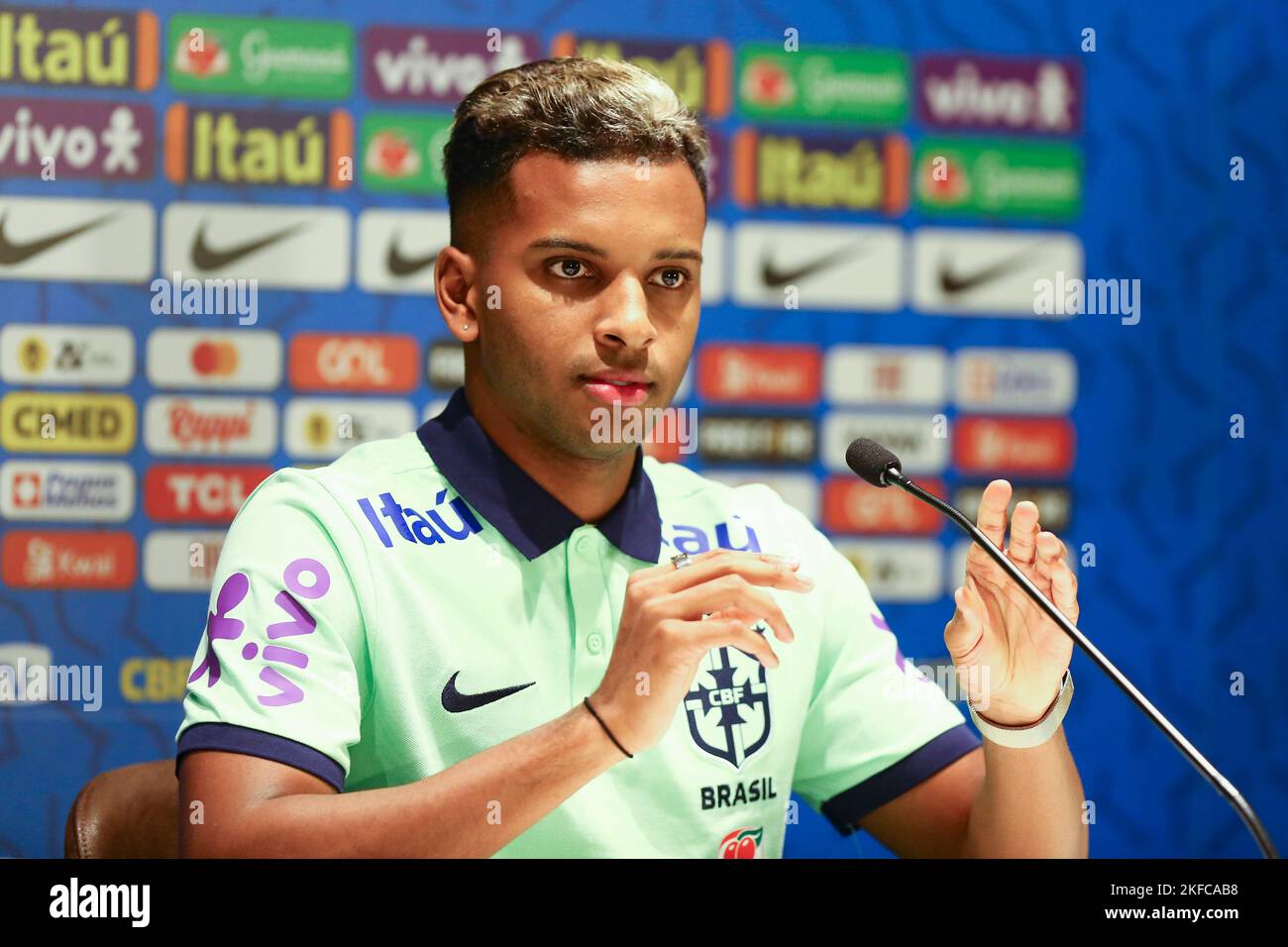 TORINO, ITALIA. NOVEMBRE 17, 2022. L'attaccante brasiliano Rodrygo va alla conferenza stampa che si tiene dopo l'allenamento della nazionale di calcio brasiliana alla vigilia della Coppa del mondo FIFA 2022 al J Hotel il 17 novembre 2022 a Torino. Credit: Massimiliano Ferraro/Alamy Live News Foto Stock